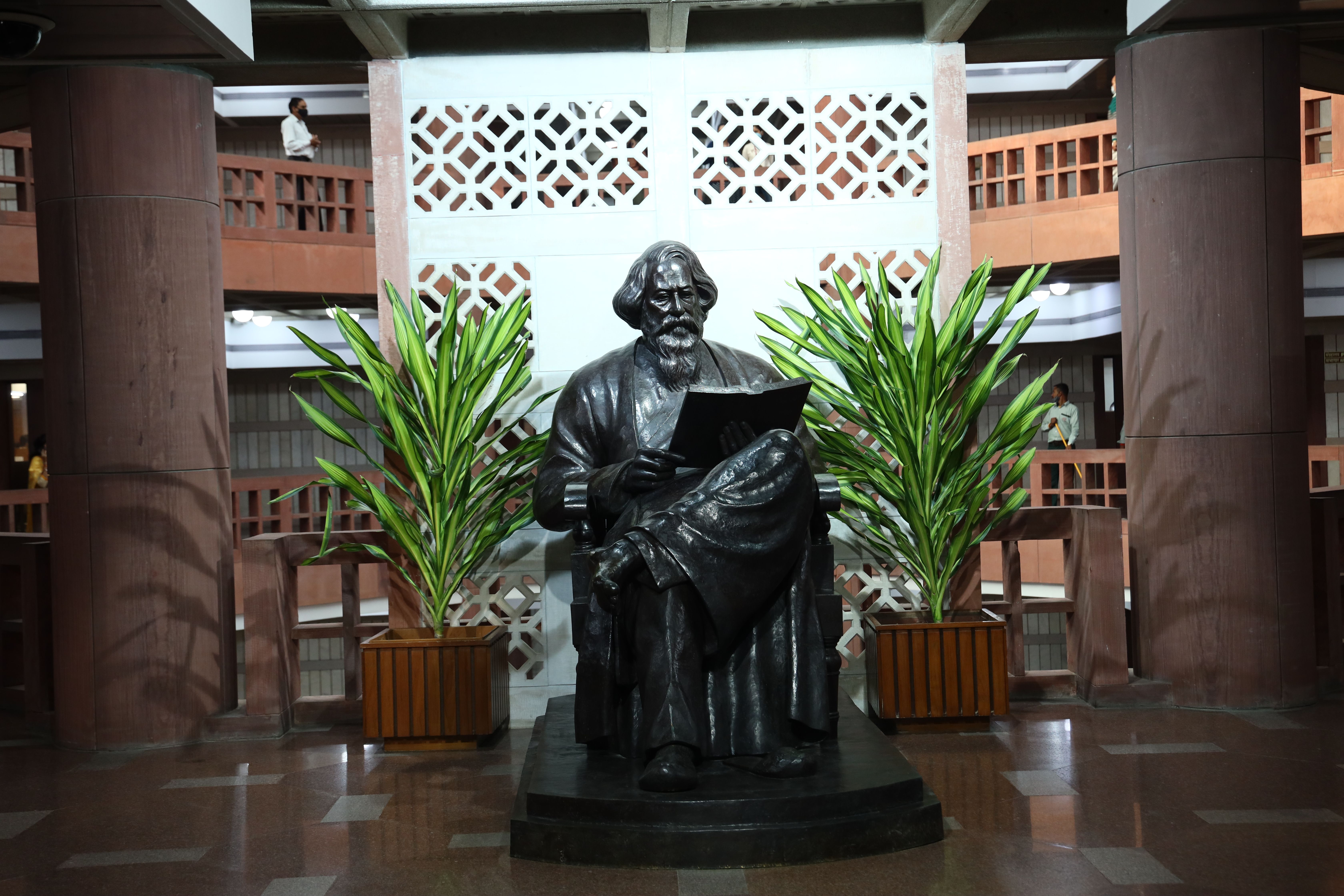 Statue of Gurudev Rabindranath Tagore at the focal centre of Parliament Library Building.jpg